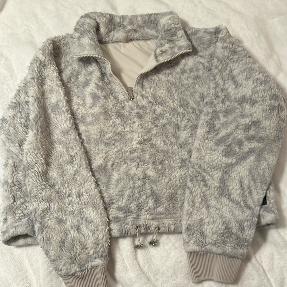Girls puffy sweater really comfy 60% cotton 40% polyester. Great condition .